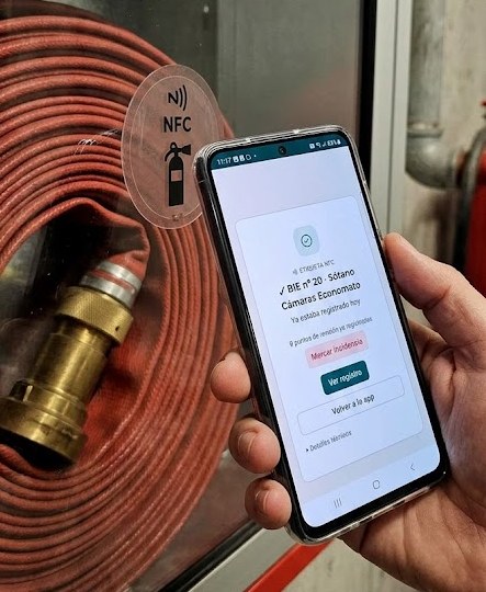 Un técnico acerca el móvil a la etiqueta NFC de una BIE y KoreH abre su registro